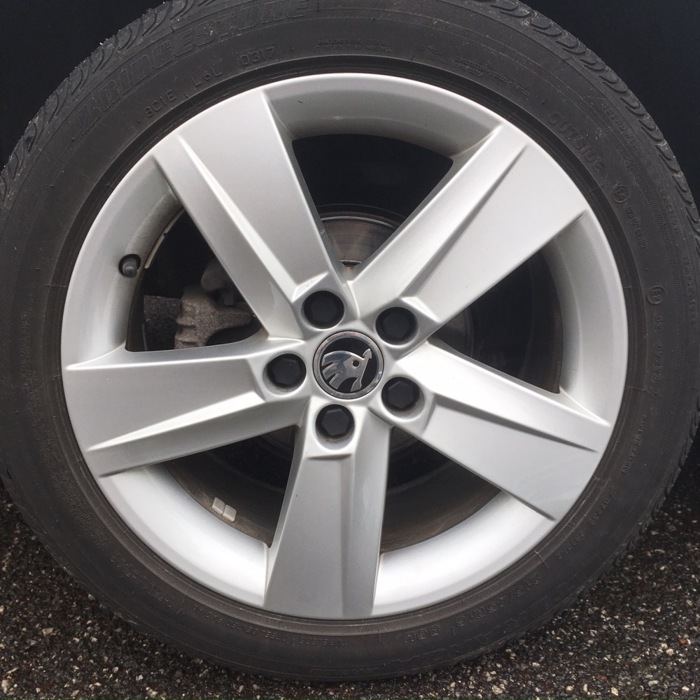 Silikonové krytky šroubů kol 17 mm sada 20 ks ČERNÁ