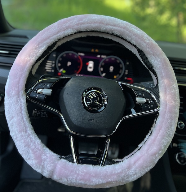 Chlupatý růžový potah na volant