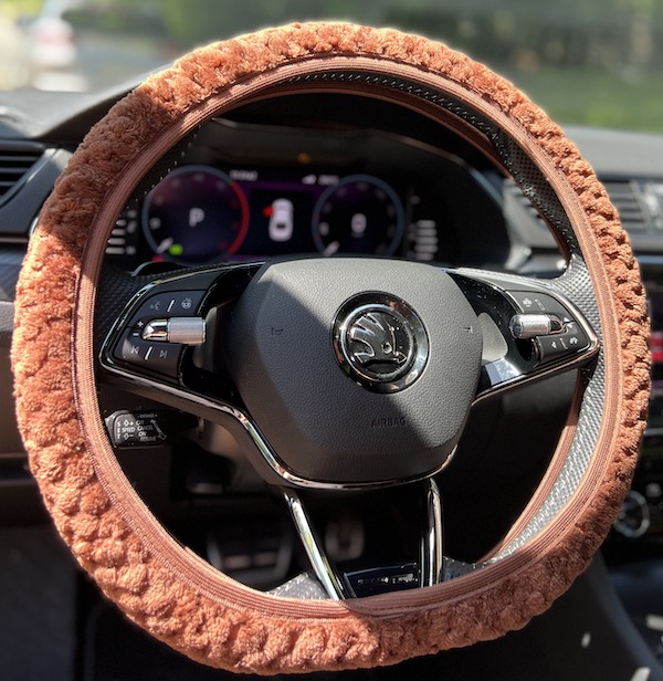 Chlupatý potah na volant coffe