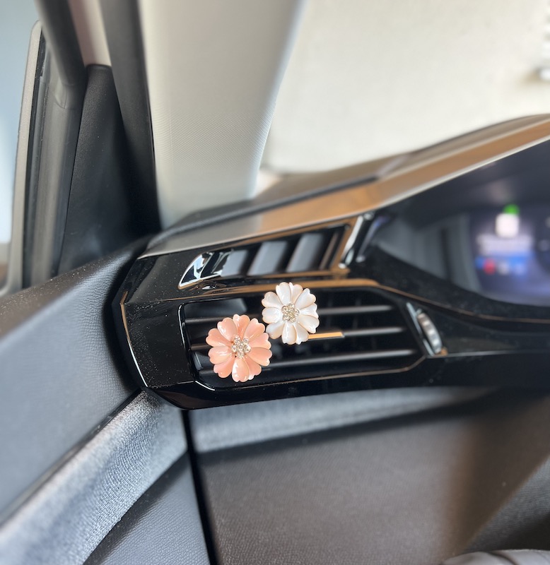 Voňavá kytička do ventilace auta bílá