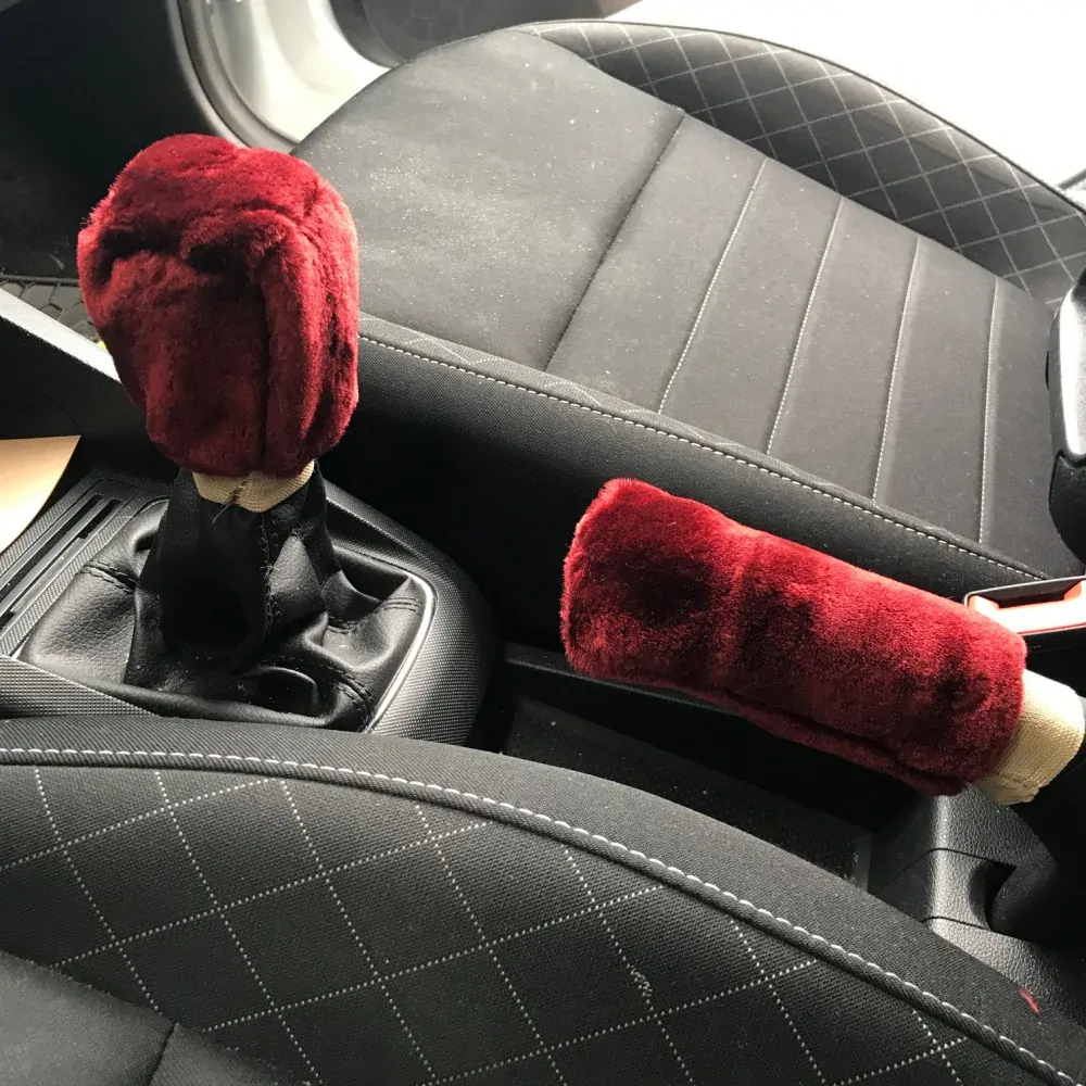 Chlupatý obal na ruční brzdu vínový