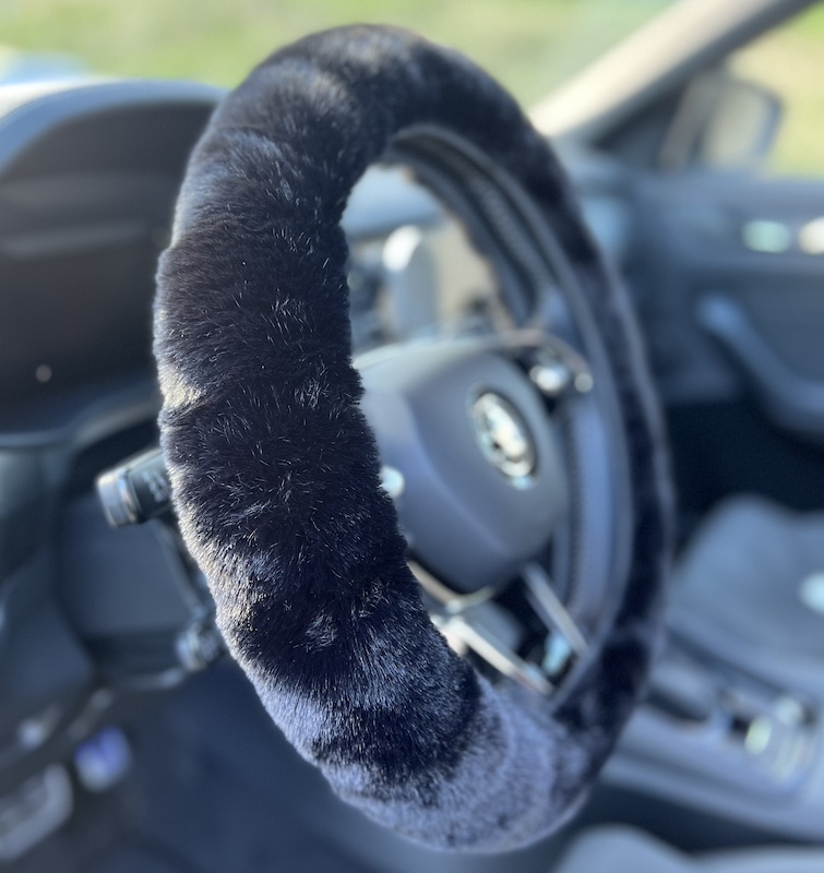 Huňatý černý potah na volant