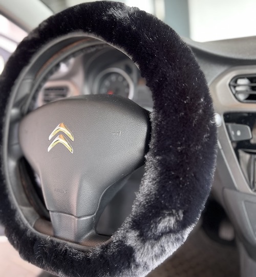 Huňatý černý potah na volant