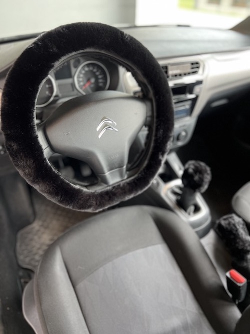 Huňatý černý potah na volant